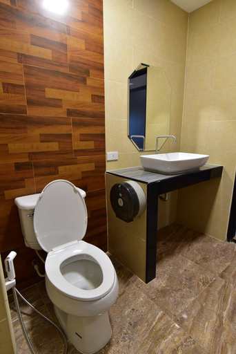Bathroom 3, The Nest Hotel by Ploy, Muang Nakhon Ratchasima