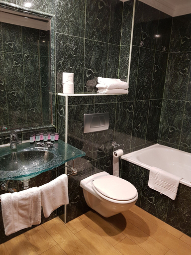 Bathroom 3, Hotel Portofino, Girona
