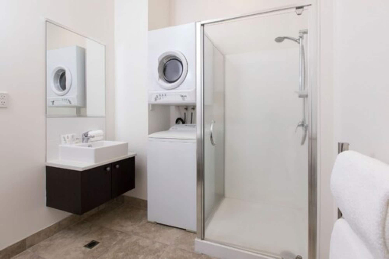 Bathroom 4, Quest on London, Hamilton