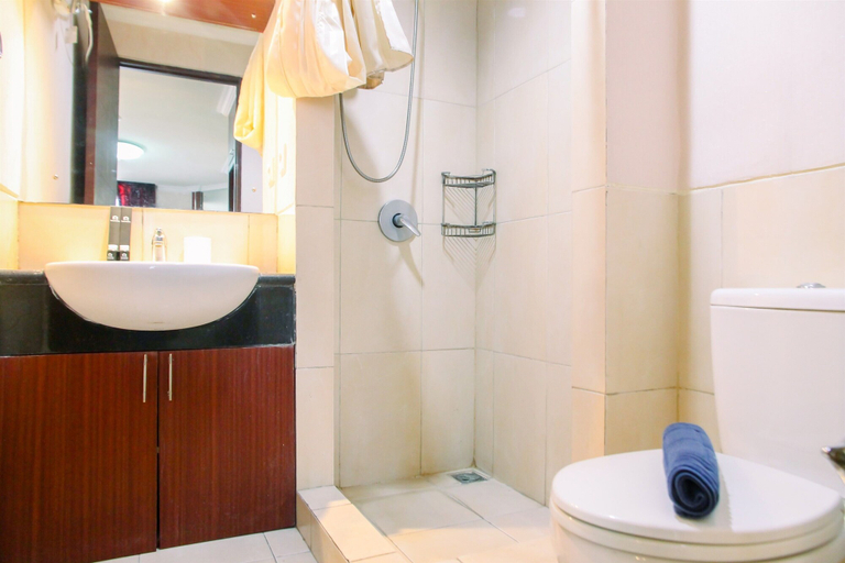Bathroom 5, Relaxing Studio Apartment at Mangga Dua Residence By Travelio, Jakarta Pusat