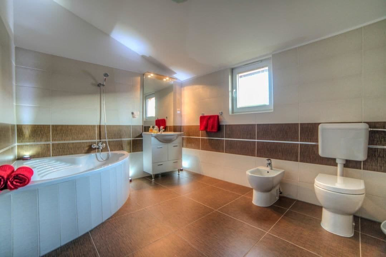 Bathroom 4, Apartments Orange Medulin, Medulin