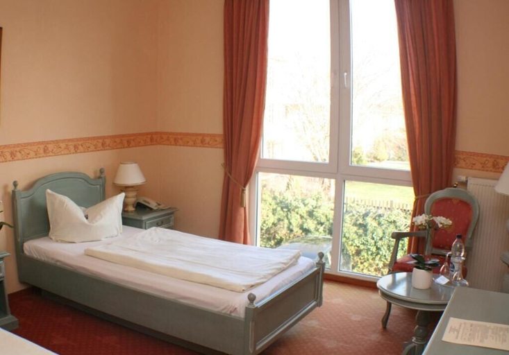 Bedroom 3, Kurpark Hotel, Saalekreis