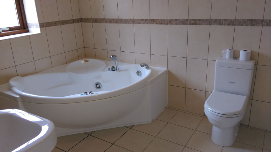 Bathroom 4, New Forest Golf Club Apartments