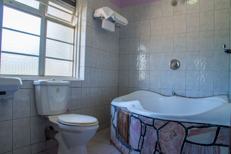 Bathroom 5, Jinja Safari Hotel, Jinja