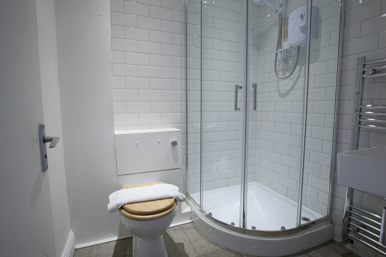 Bathroom 3, King Square Gardens by Allô Housing, London