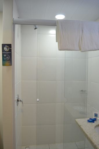 Bathroom 5, ibis budget Divinopolis, Divinópolis