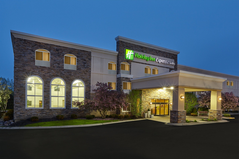Holiday Inn Express & Suites Chicago-Libertyville, Lake