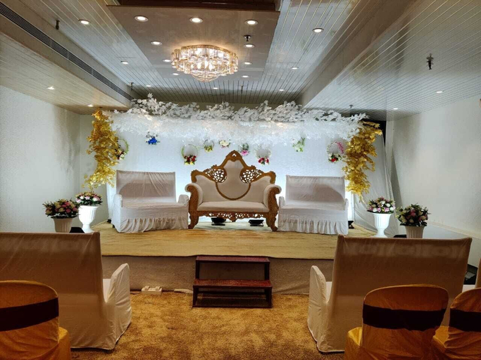 Others 5, Hotel Cliffton, Mumbai Suburban