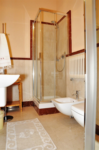 Bathroom 3, Cavour 33, Massa Carrara