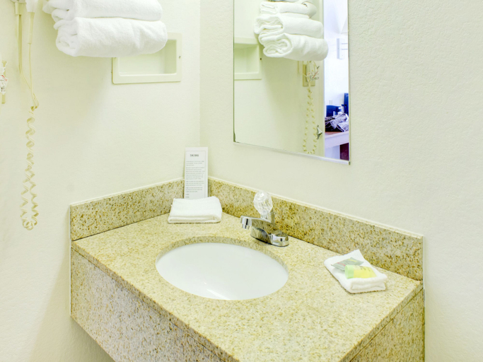 Bathroom 4, Travelodge by Wyndham Miles City, Custer