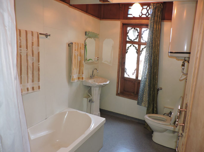 Bathroom 3, Appollo eleven group of houseboats, Srinagar