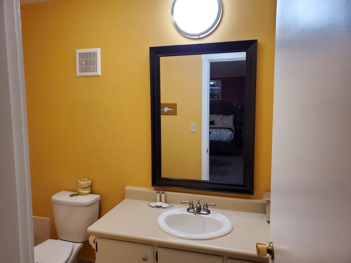 Bathroom 2, Olympic Inn & Suites, Grays Harbor