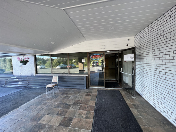 Others 5, Lively Inn & Suites, Greater Sudbury