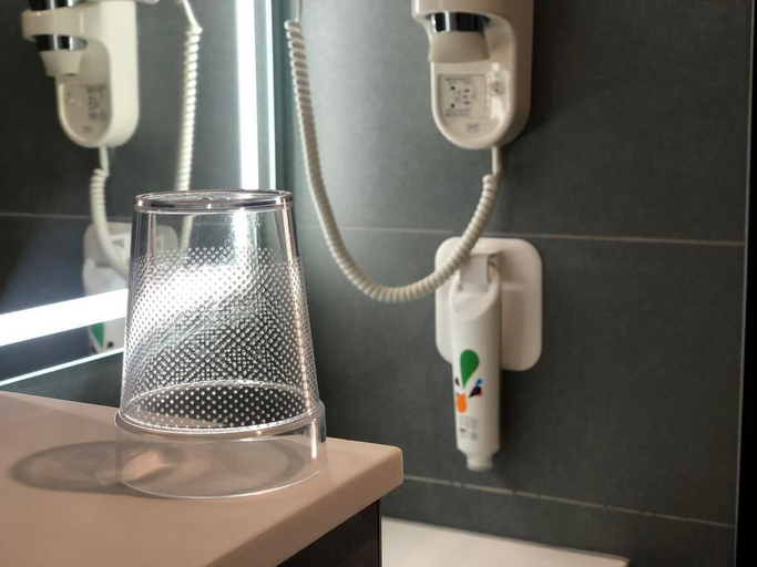 Bathroom 5, ibis Styles Ajaccio Napoleon, Corse-du-Sud