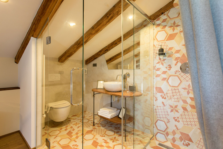 Bathroom 3, Špacapanova hiša, Komen