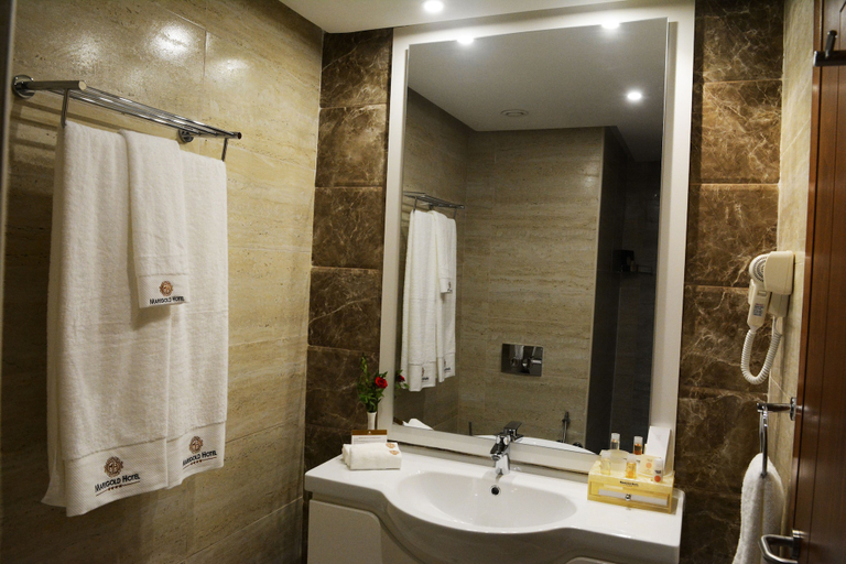 Bathroom 4, Marigold, Bab Bhar