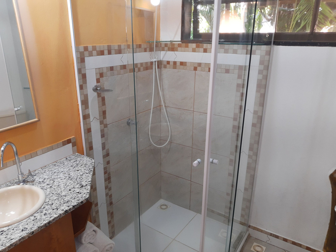 Bathroom 4, Casa Jardim Bangalôs, Parati