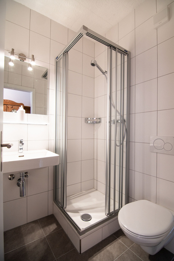 Bathroom 3, Weisses Rössli, Leuk