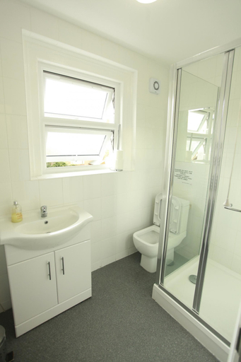 Bathroom 5, Heathrow Stay, London