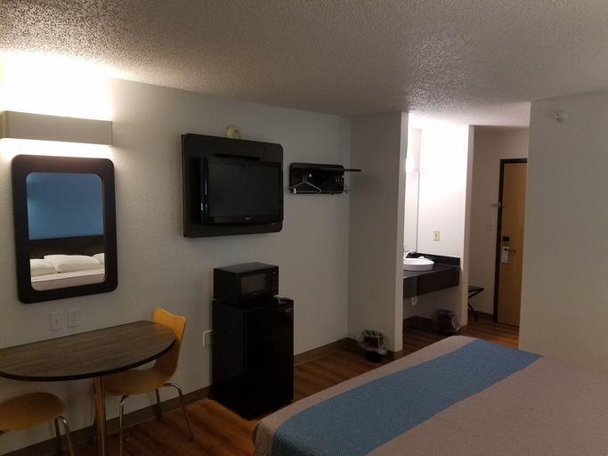 Bedroom 3, Motel 6 Indianapolis, IN - Southport, Indianapolis