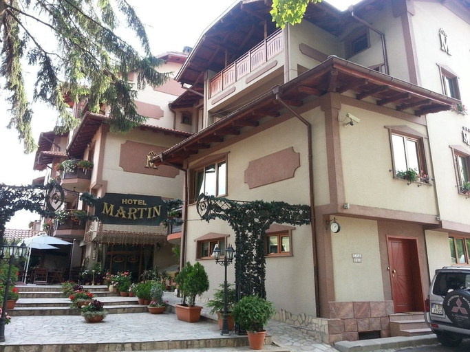 Exterior & Views