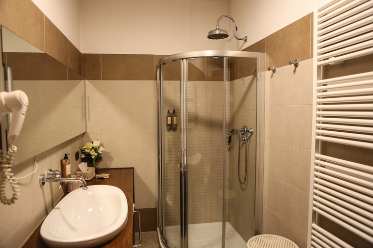 Bathroom 5, Resort Al Castello, Novara