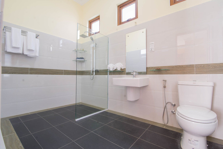 Bathroom 3, Royal Airstrip Hotel, Taunggye