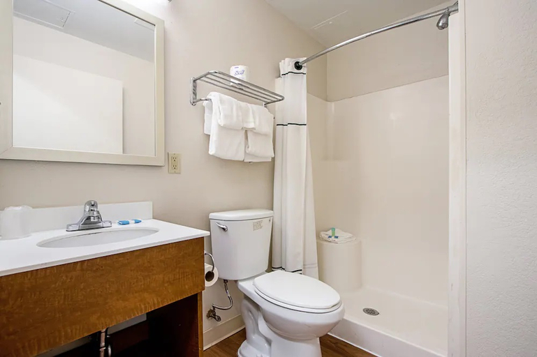 Bathroom 4, Hometowne Studios Denver - Lakewood West, Jefferson