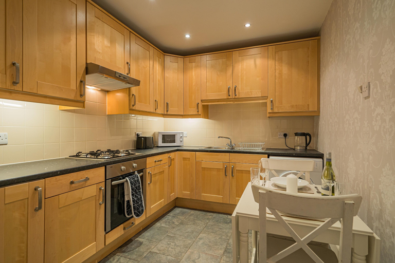 Others 5, Chic 2 Bedroom Apartment near Old Town, Edinburgh