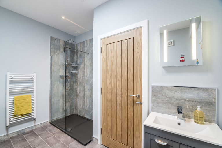 Bathroom 3, To Mawr - 2 Bedroom Apartment - Tenby, Pembrokeshire