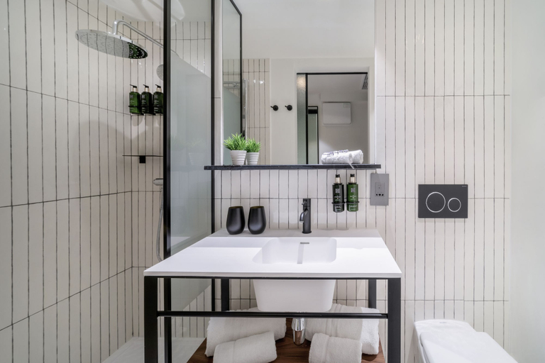 Bathroom 5, Melia White House Hotel, London