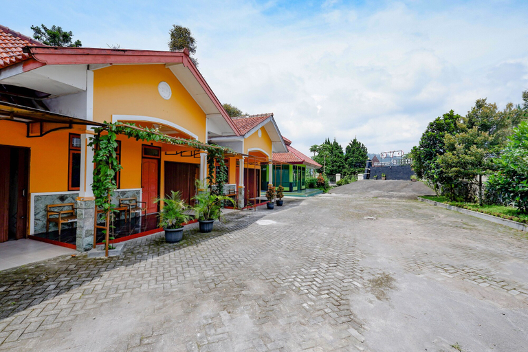 Exterior & Views 2, OYO 2403 Hotel Bip, Karanganyar