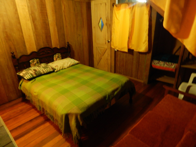 Bedroom 2, Dogs and Fish Dream Land, Baños