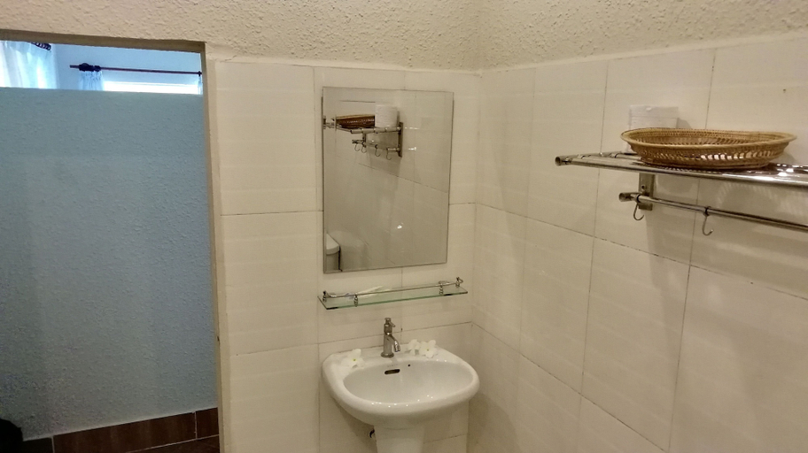 Bathroom, Q Bungalows, Kaeb