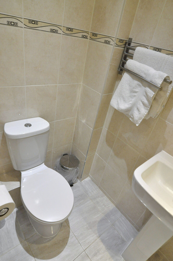 Bathroom 2, Kempsford House Apartments, London