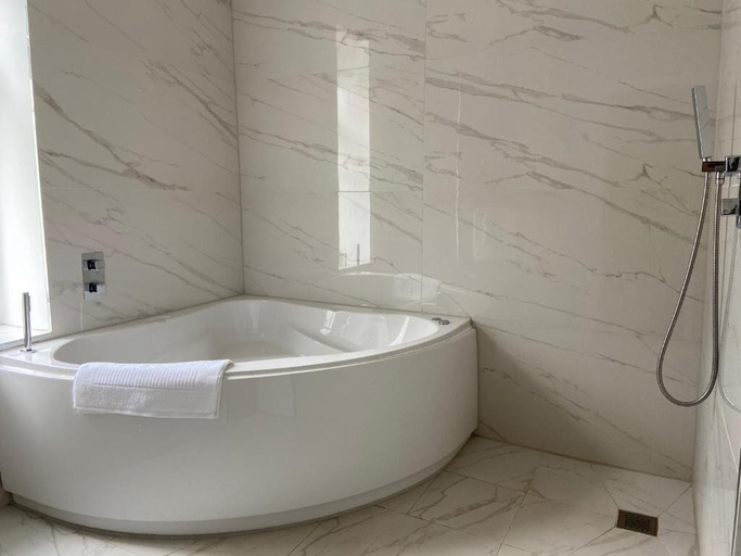 Bathroom 4, Croydon Hall, Somerset