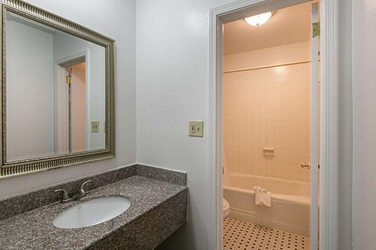 Bathroom, Rodeway Inn & Suites Enterprise, Coffee