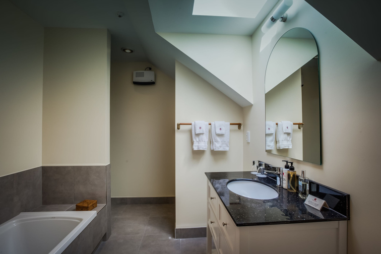 Bathroom 5, Pen-y-bryn Lodge, Waitaki
