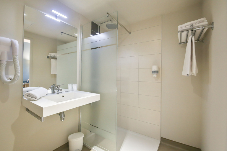 Bathroom 5, Hotel Vent d'Eden Park, Vendée