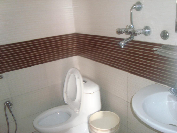 Bathroom 3, Hotel Lakeway Inn, Gandaki