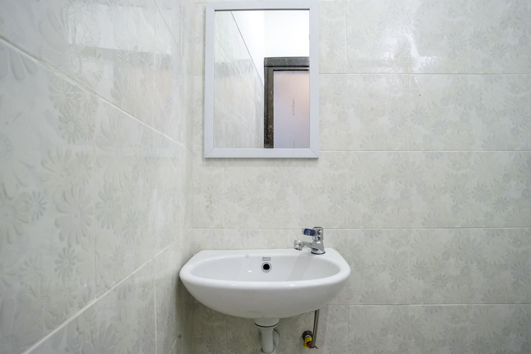 Bathroom 3, OYO Life 1180 Bunda Haveraka Residence, Yogyakarta