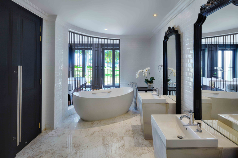 Bathroom, Nha Trang Marriott Resort & Spa, Hon Tre Island, Nha Trang