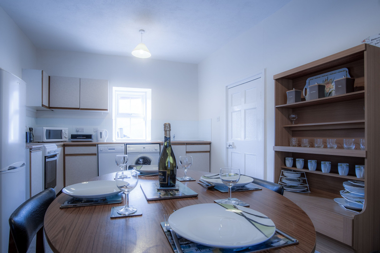 Others 4, Dragons Den - 2 Bedroom Apartment - Tenby, Pembrokeshire