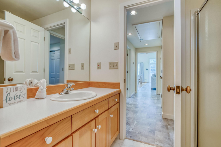 Bathroom 3, The Sea Belle, Clatsop