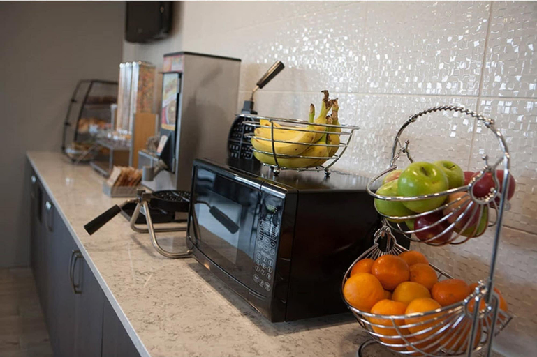 Food & Drinks 5, Super 8 by Wyndham Port Elgin, Bruce