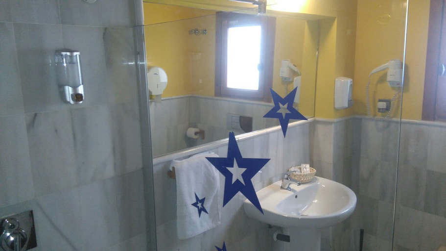 Bathroom 3, White Nest, Granada
