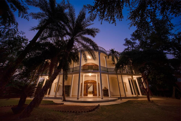 Exterior & Views