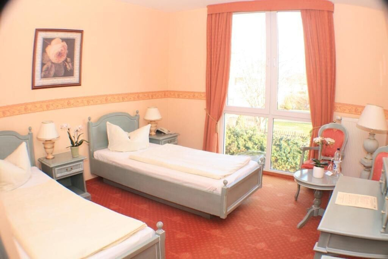 Bedroom 4, Kurpark Hotel, Saalekreis
