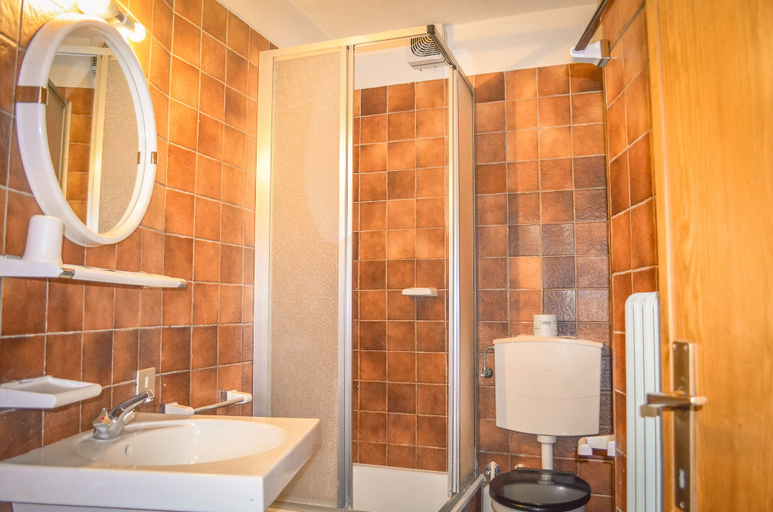 Bathroom 4, Hotel Milano, Sondrio