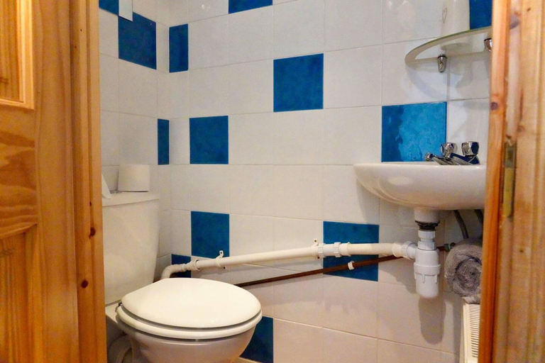 Bathroom, Captivating 4-bed House in Milton Keynes, Milton Keynes